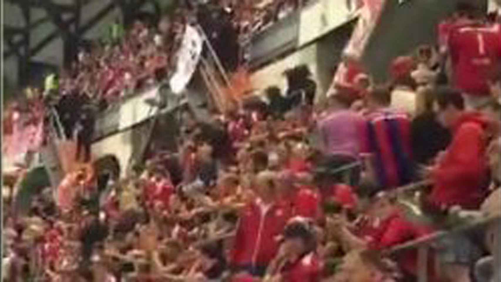 La afición del Bayern aplaude mientras el hijo de Kroos juega