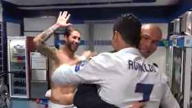 Zidane y Ramos felicitan a Cristiano en el vestuario