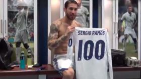 Ramos, con su camiseta de los 100 partidos en Champions