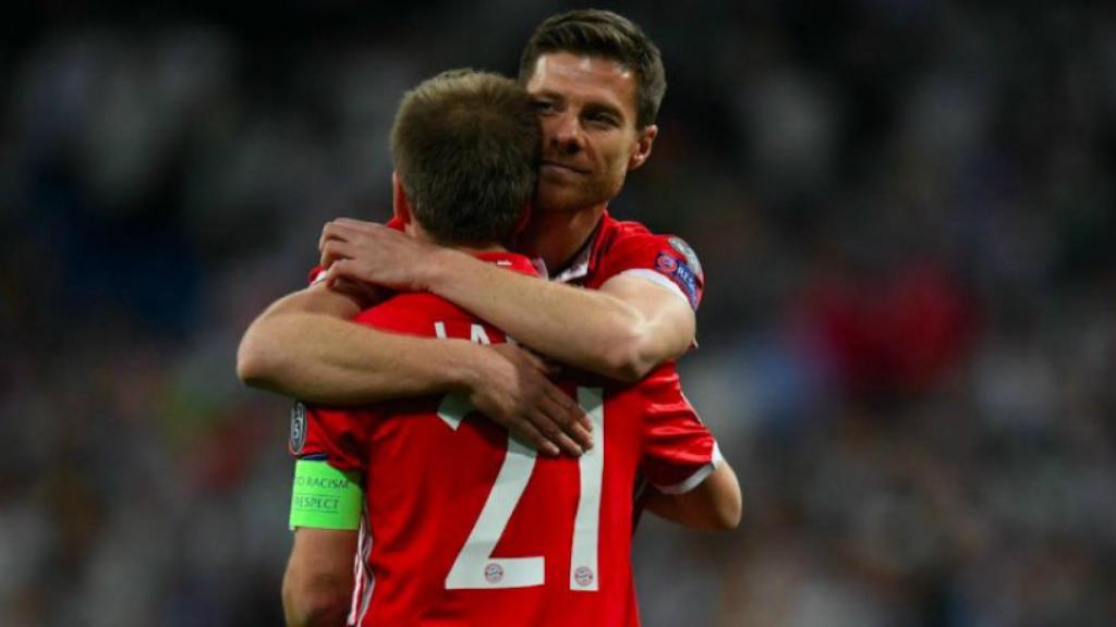 Xabi se abraza a Lahm en su despedida del Bernabéu. Foto: Twitter (@ChampionsLeague)