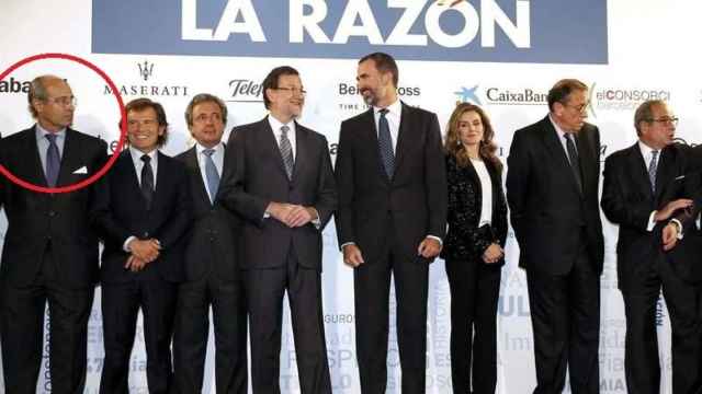 Rodríguez Sobrino (a la izquierda de la imagen) posa junto a los reyes y Mariano Rajoy.