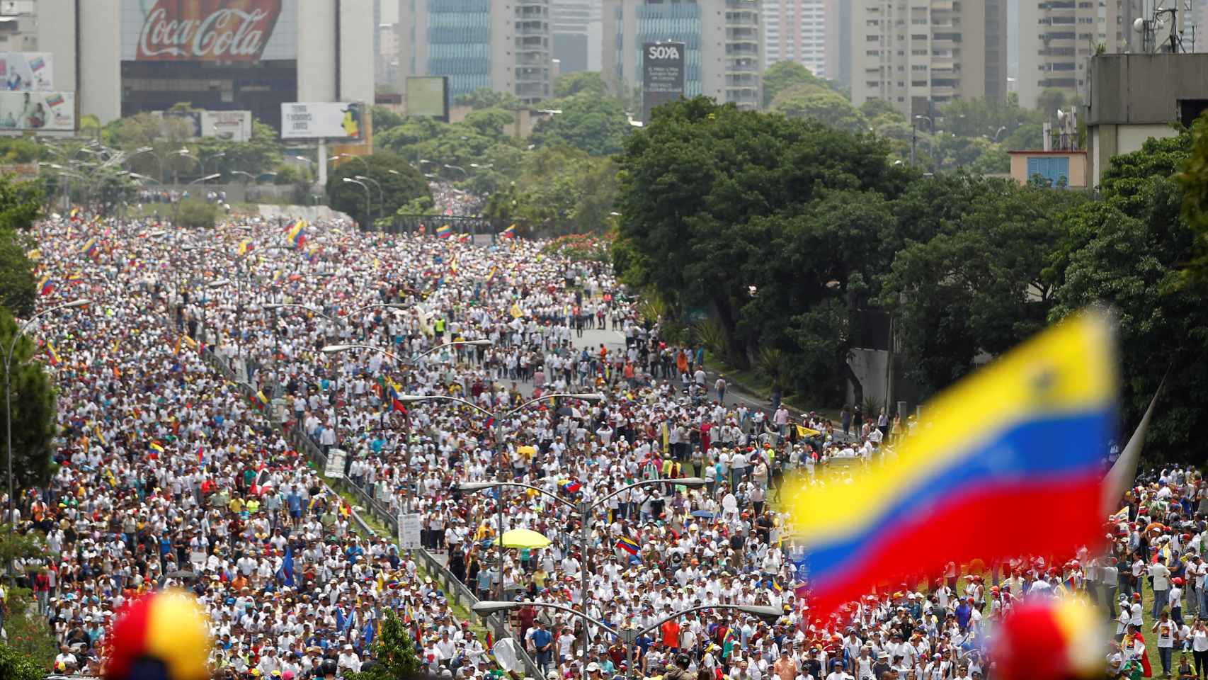 La oposición venezolana toma las calles de Caracas para protestar contra el Gobierno./ C. Garcia Rawlins/ Reuters