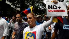 Lilian Tintori, activista y esposa del líder opositor preso Leopoldo López, participa en la madre de todas las marchas./ C. Garcia Rawlins/ Reuters