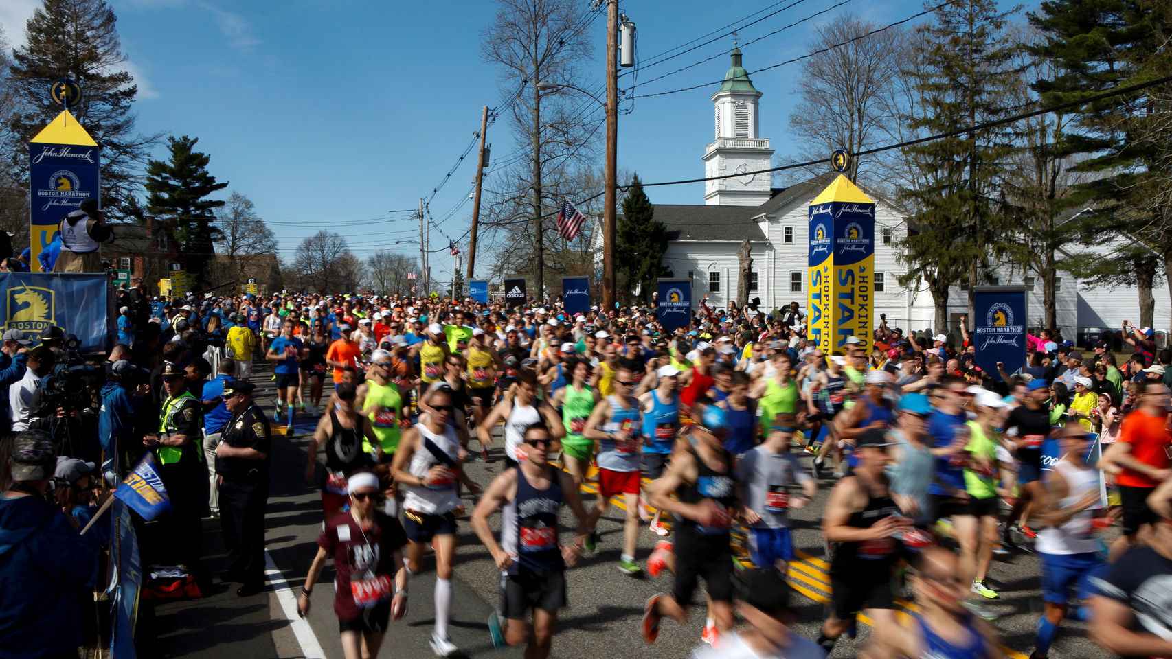 Los participantes de la Maratón de Boston recorren las calles de la ciudad.