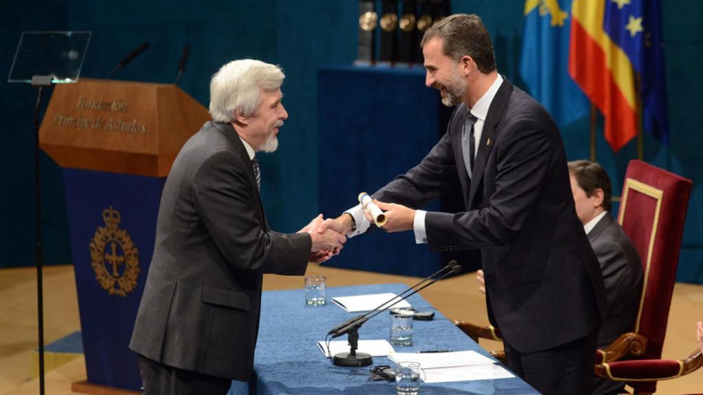 Rolf Dieter Heuer, recibiendo el premio de manos de Felipe VI.