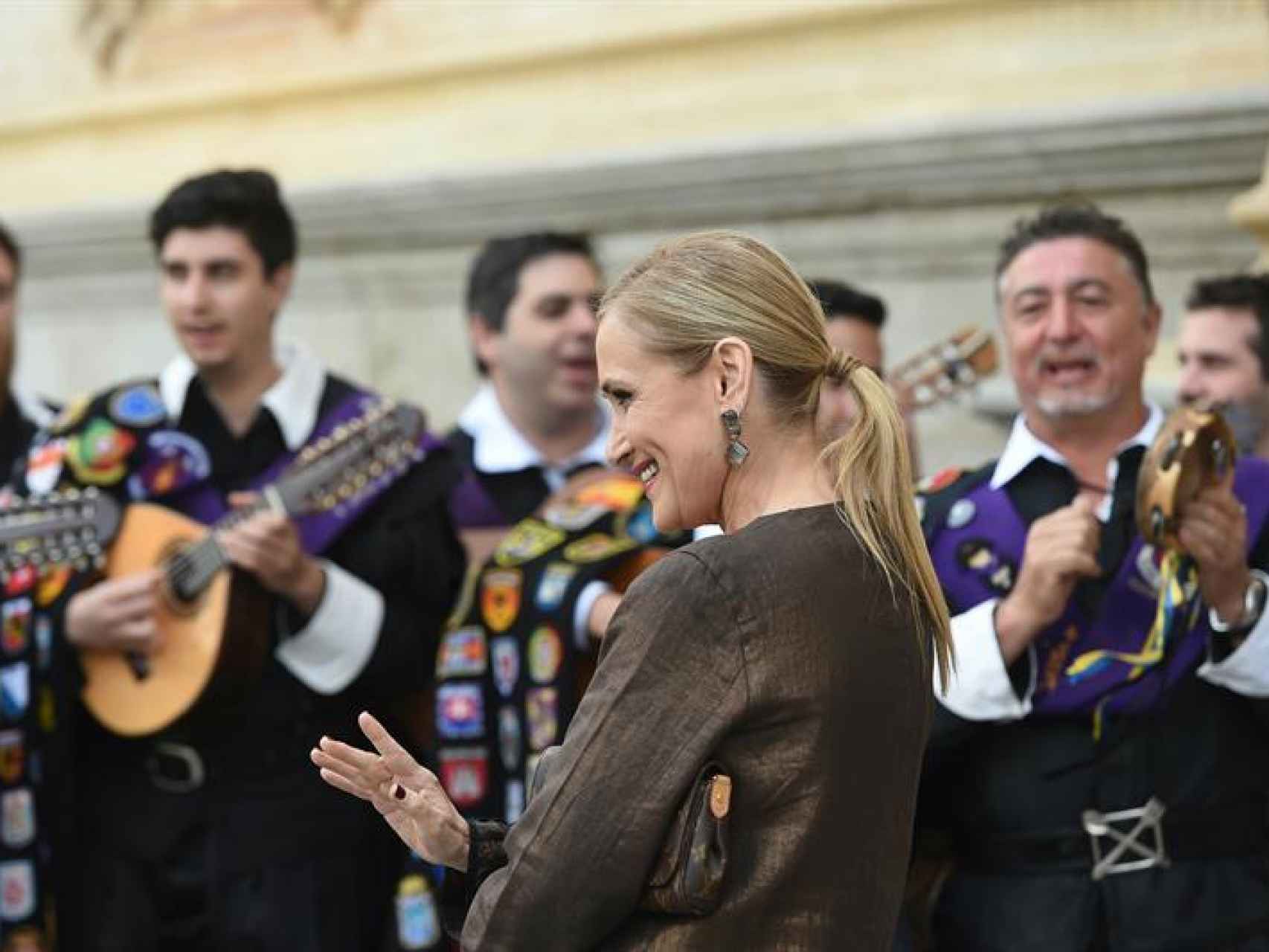 Cristina Cifuentes en el Premio Cervantes, junto a la tuna de la Universidad de Alcalá de Henares.