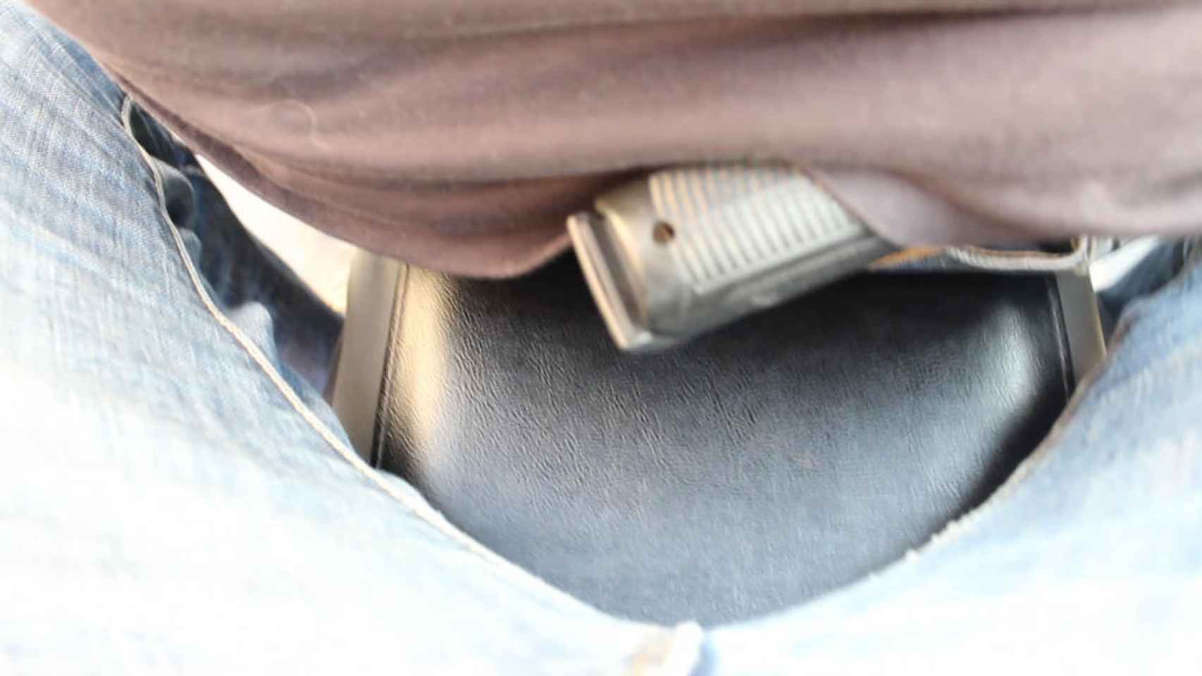 La pistola que llevaba John oculta en el cinto mientras le acompañé en su moto.