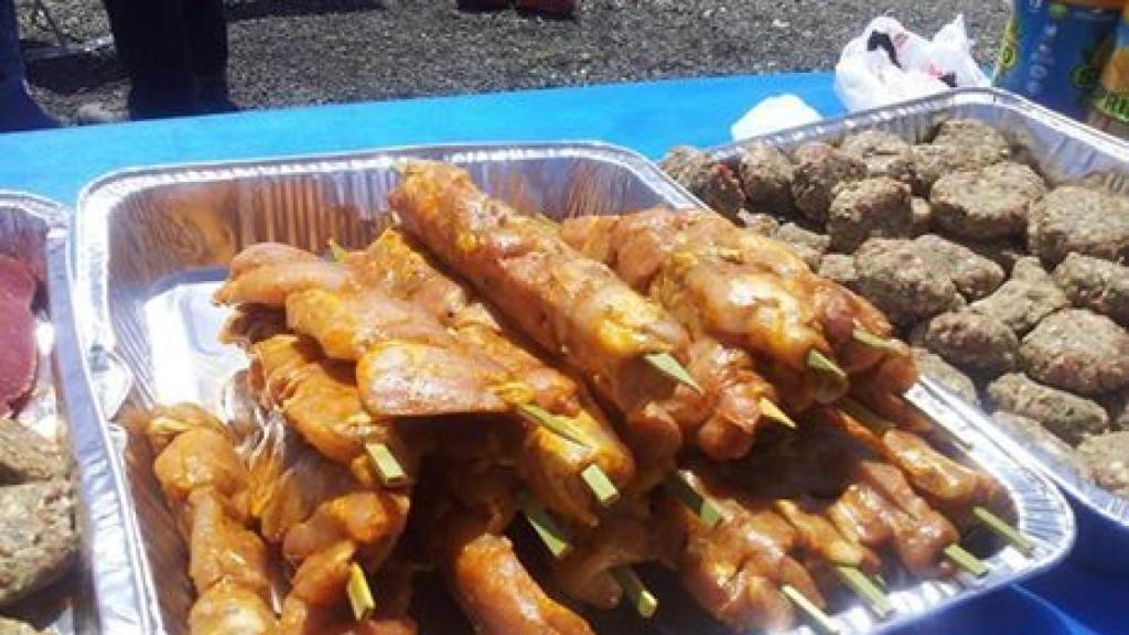 Brochetas y albóndigas especiadas constituyen el menú de la barbacoa.