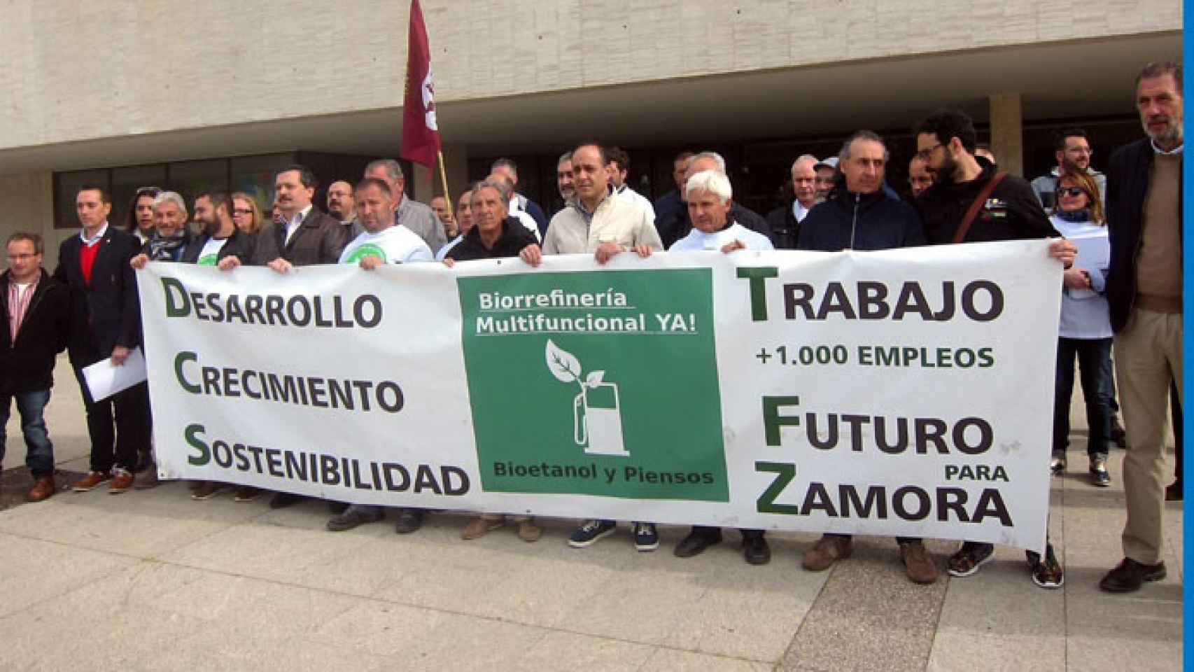 Manifestación de la Plataforma Pro Biorrefinería de  Barcial del Barco a las puertas de las Cortes de Castilla y León