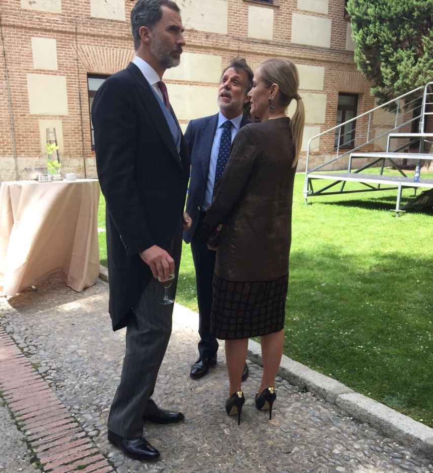 Felipe VI, José Creuheras y Cristina Cifuentes, en el paraninfo de la Universidad de Alcalá de Henares.