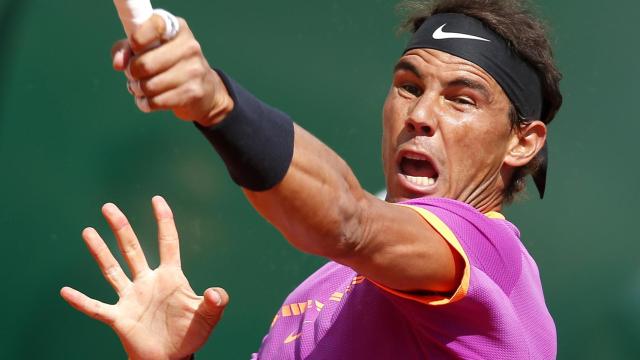 Nadal, golpeando una derecha ante Zverev en Montecarlo.