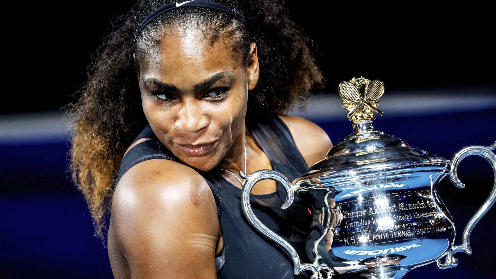 Serena, con el título de campeona del Abierto de Australia en 2017