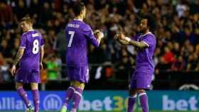 Cristiano celebra junto a Marcelo su gol ante el Valencia