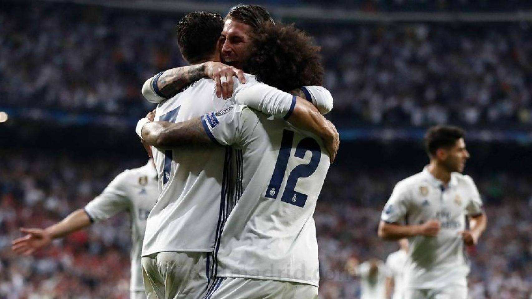 Ramos se abraza con sus compañeros