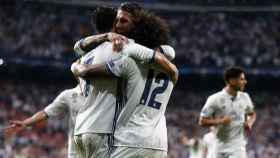 Ramos se abraza con sus compañeros