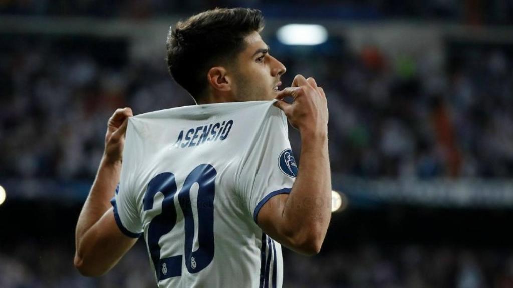 Marco Asensio muestra su camiseta