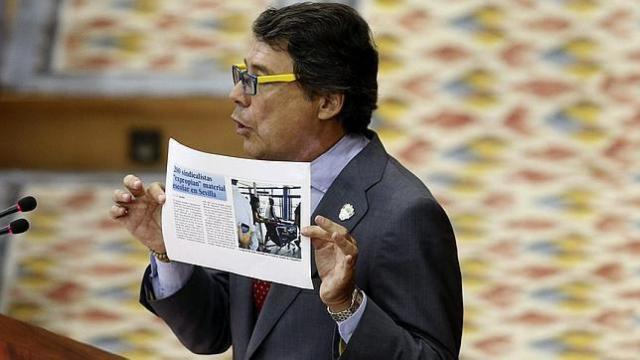 Ignacio González con unas gafas amarillas que dieron mucho que hablar en redes sociales.