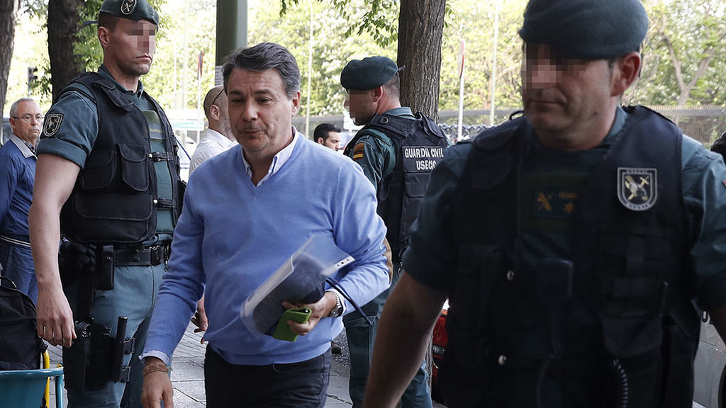 Ignacio González, custodiado por guardias civiles el pasado miíercoles