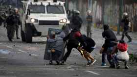 Manifestantes opositores se enfrentan a la Policía en las calles de Caracas.