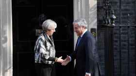 May y Tajani estrechan manos ante el número 10 de Downing Street.