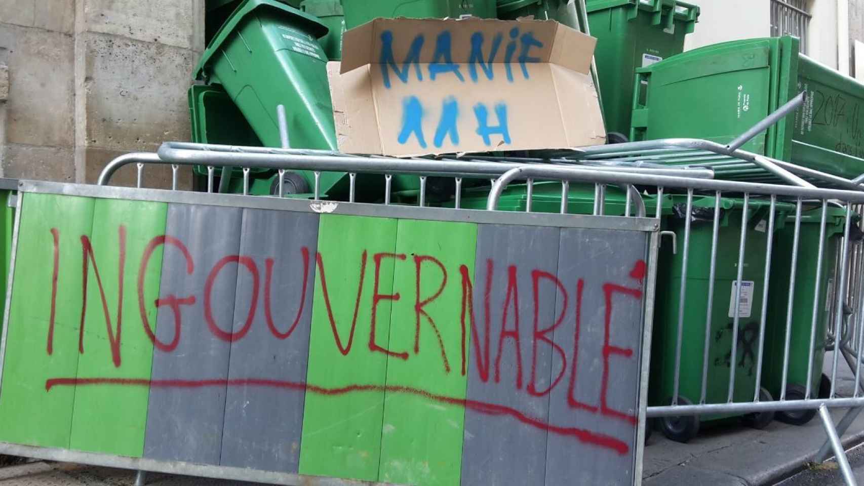 El lideo Sophie Germain, en el centro de París, amanecía bloqueado este jueves en protesta por la situación política.