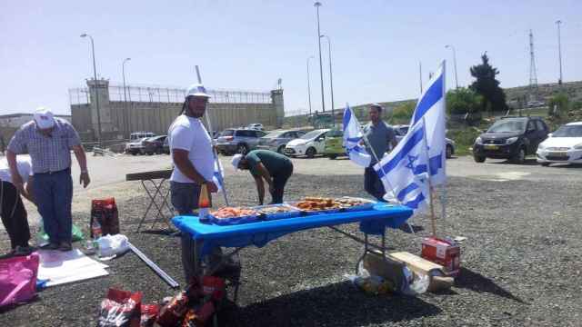 Los ultranacionalistas israelíes cocinan a escasos metros de la prisión.