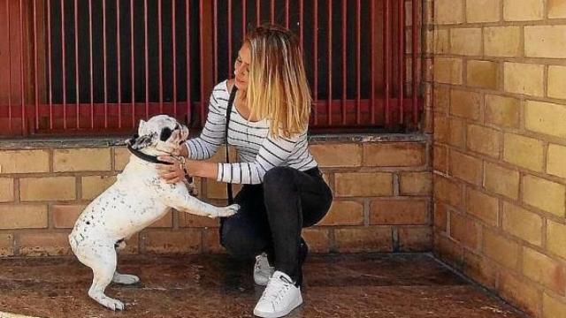 Ana Rosa Galán junto a su perro, Nano.