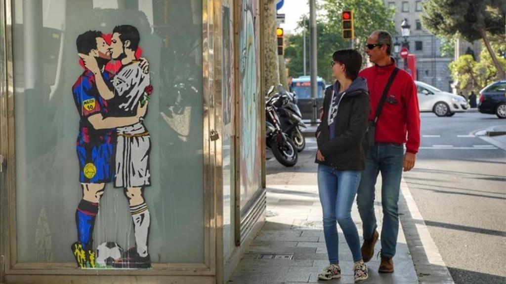 Una pareja observa 'El amor es ciego', de Tvboy.