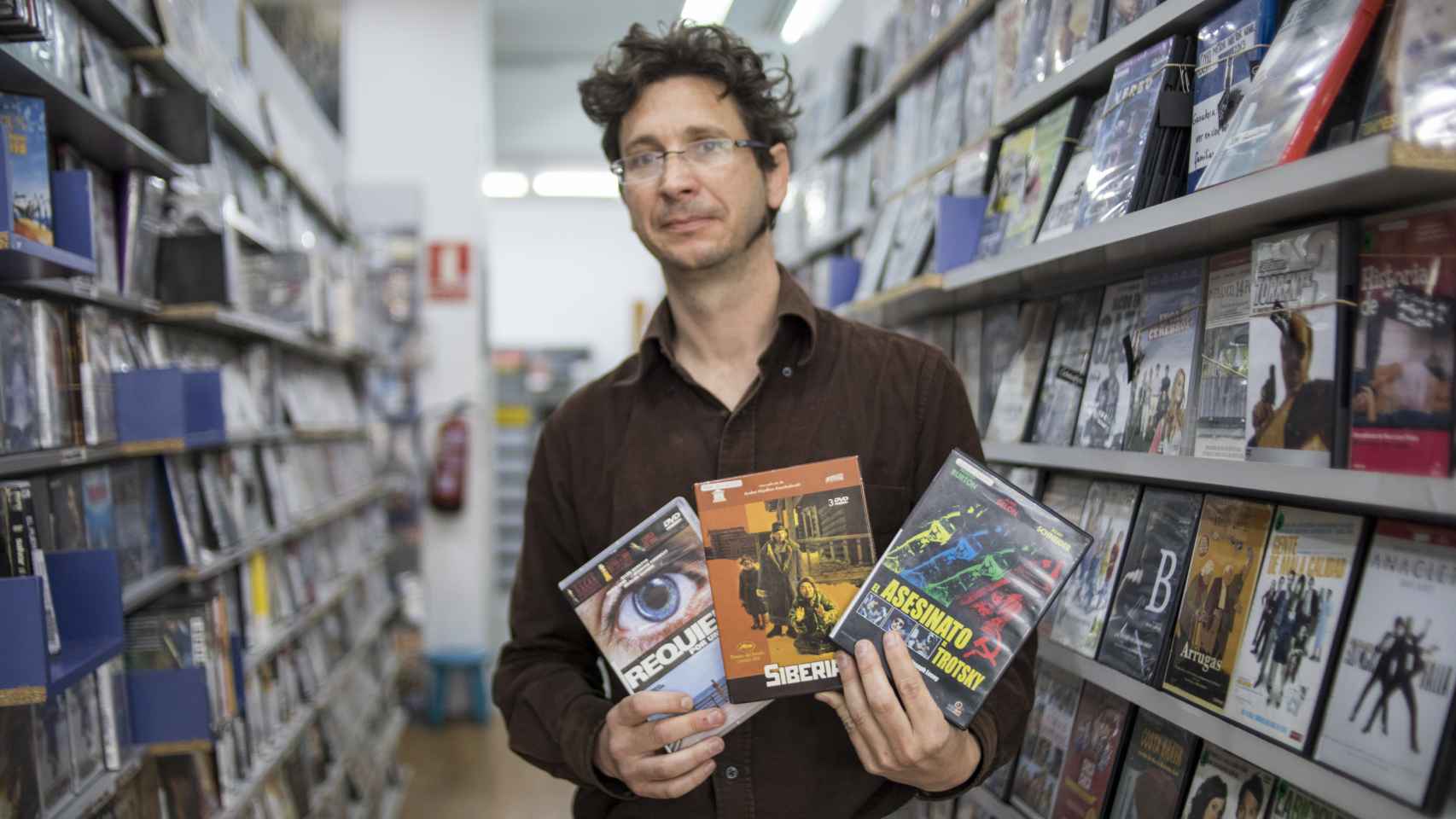 Andrés Santana muestra algunas de las películas de su videoclub.