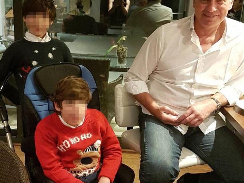 Bertín Osborne junto a sus hijos, uno de ellos con discapacidad cerebral por una infección de listeria.