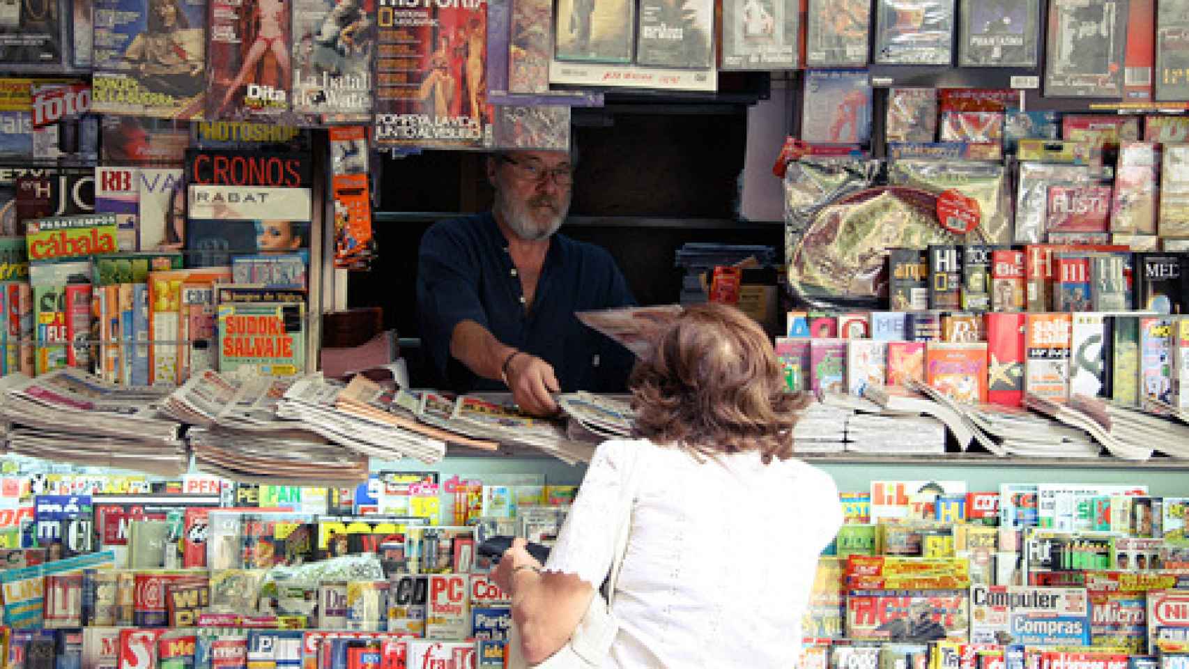 Imagen de archivo de un hombre despachando en un kiosko.