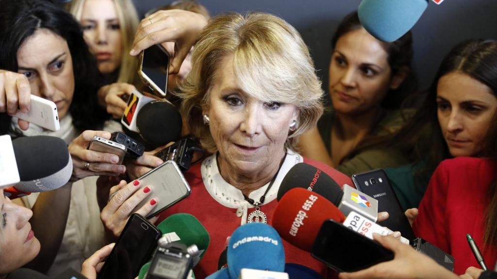 La expresidenta de la Comunidad de Madrid Esperanza Aguirre, ante los periodistas tras su declaración en el juicio de Gürtel.