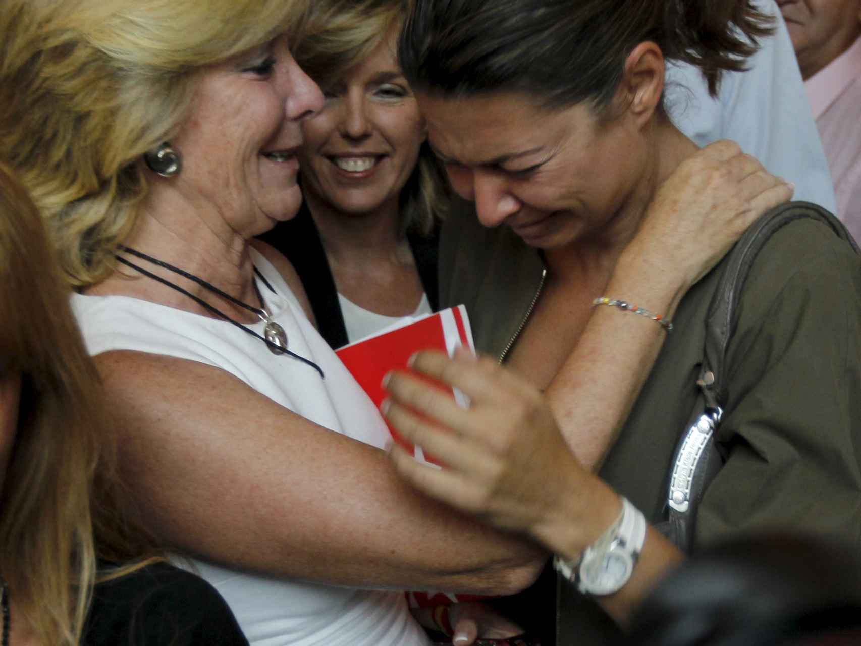 Esperanza Aguirre consolando a la exconsejera de Educación, Lucía Figar.