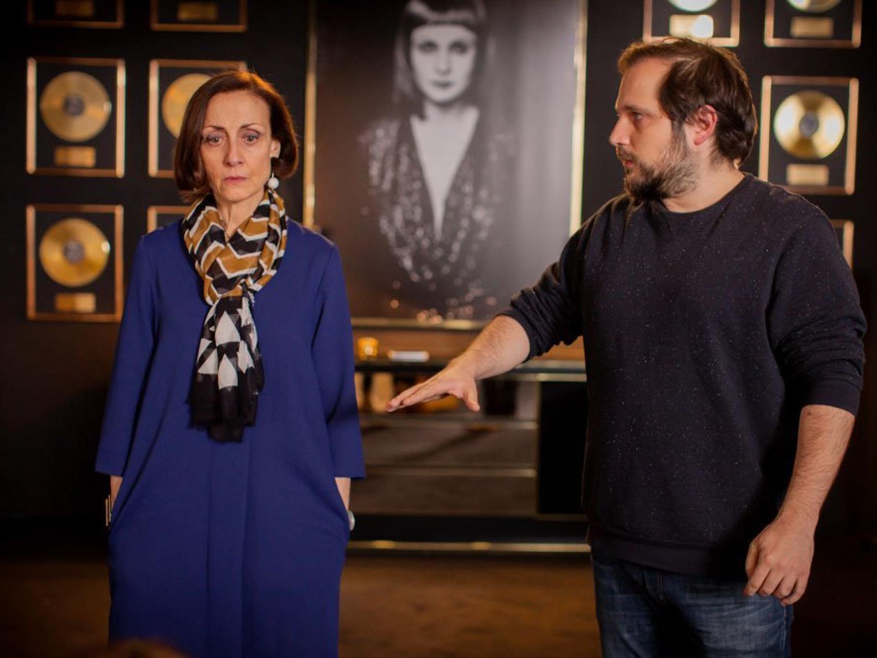 Carlos Vermut con Carme Elías en el rodaje de Quién te cantará.