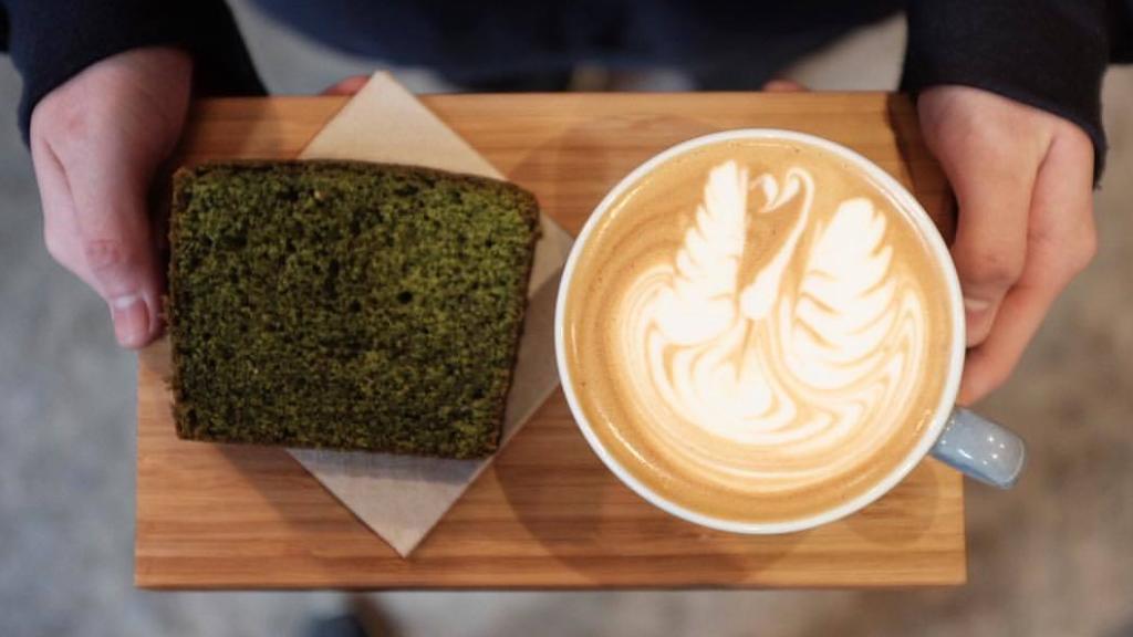 Bizcocho de té matcha con un capuccino en HanSo Café. | Foto: HanSo Café.