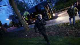 Un policía junto al autobús del Borussia desoués del atentado.
