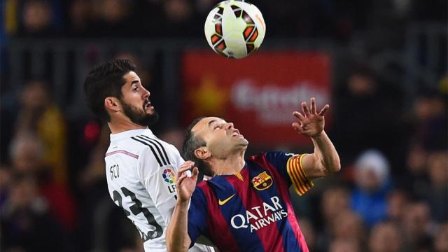 Isco e Iniesta en el Clásico de la primera vuelta.