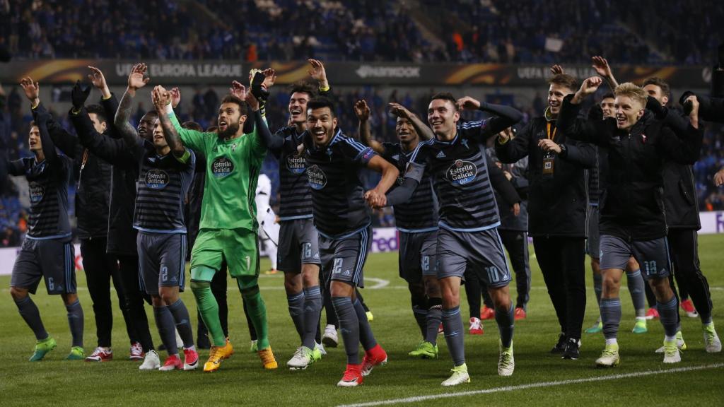 Los futbolistas del Celta celebran su gesta europea.