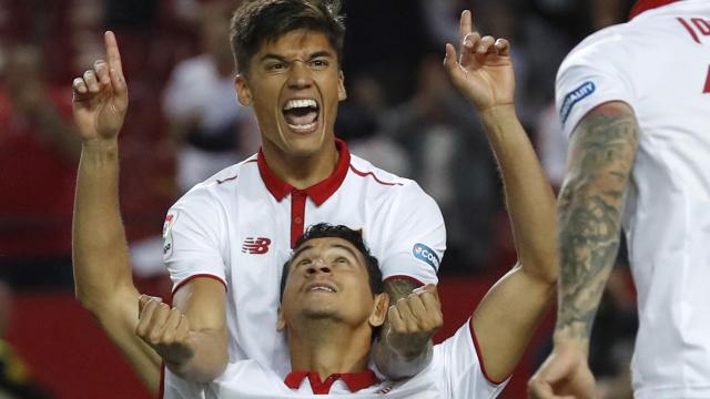 Ganso celebra con Correa uno de sus goles ante el Granada.