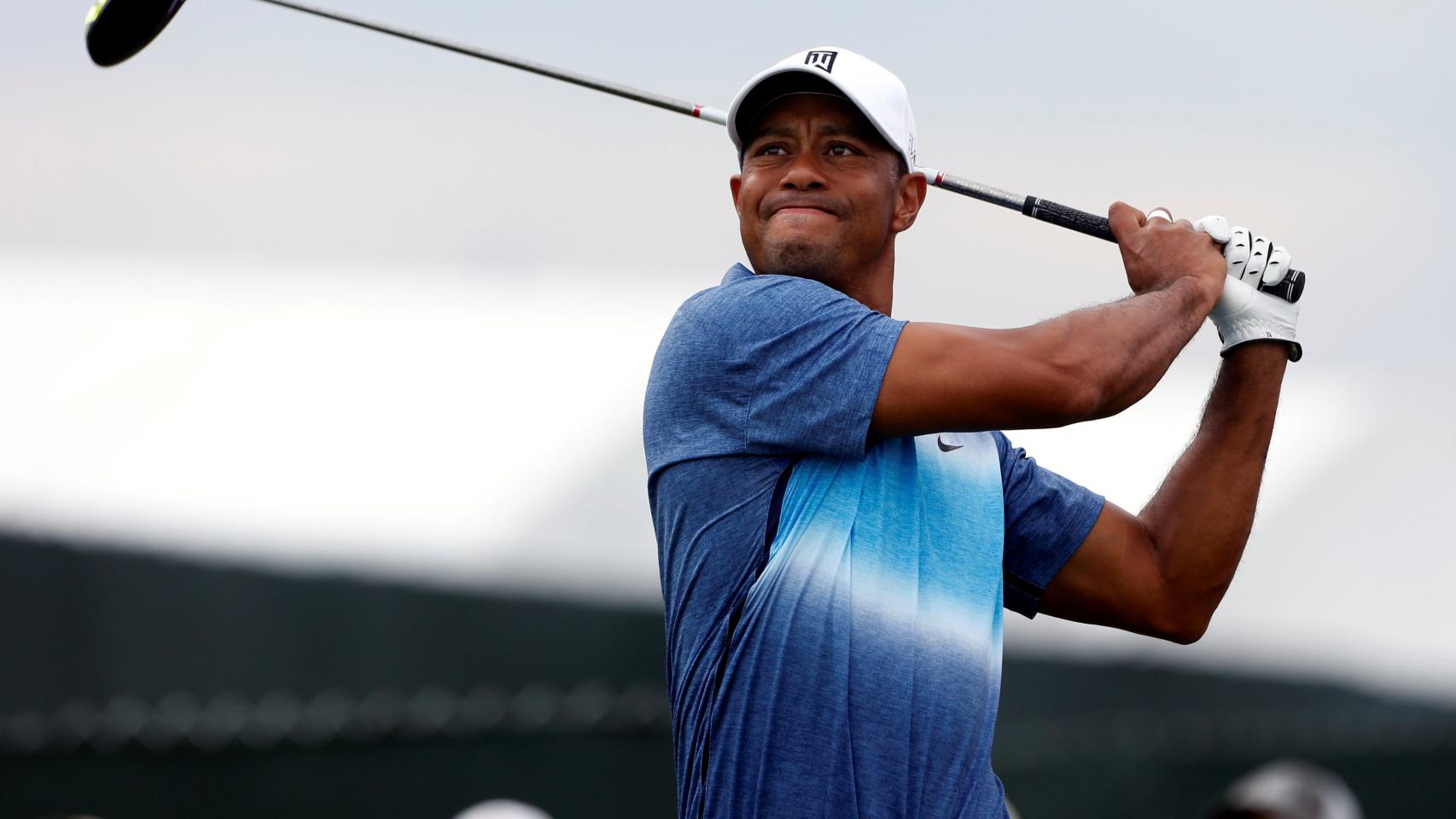Tiger Woods jugando al golf.