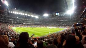 Ovación del Bernabéu al Madrid tras caer en semis en 2013