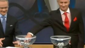 Ian Rush sacando las bolas del sorteo de semifinales