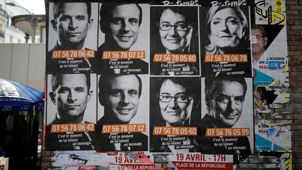 Carteles de propaganda de varios de los candidatos a las presidenciales en una calle de París.
