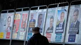 Un hombre observa los carteles electorales en una calle de Enghien-les-Bains, cerca de Paris.
