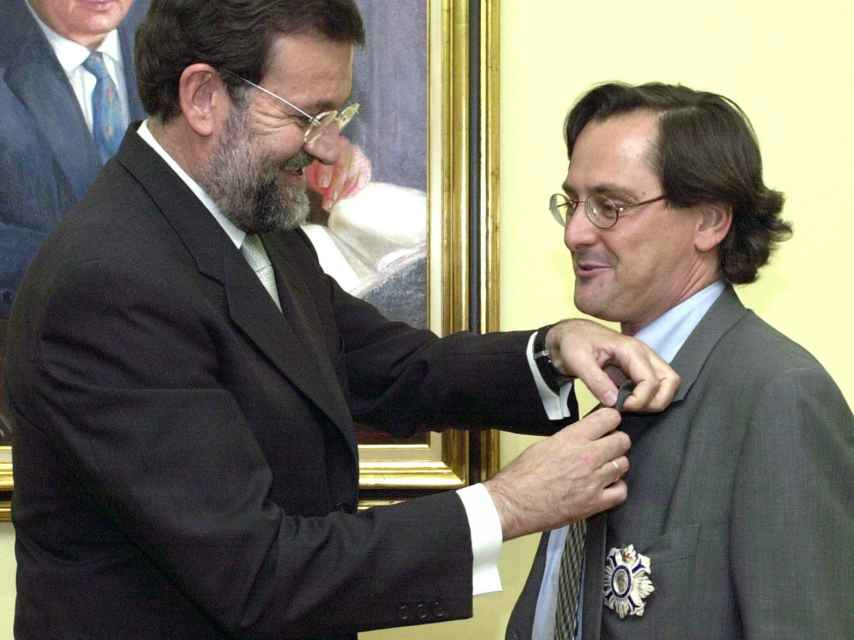 Mariano Rajoy, durante su etapa como ministro del Interior, condecorando a Francisco Marhuenda