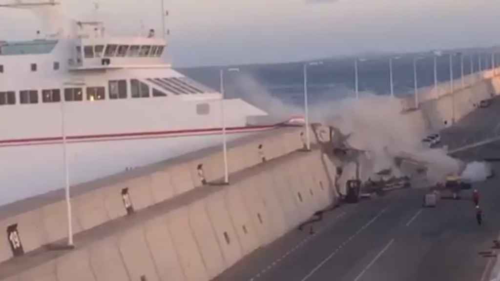 El ferry en el instante en el que choca contra el muro del puerto