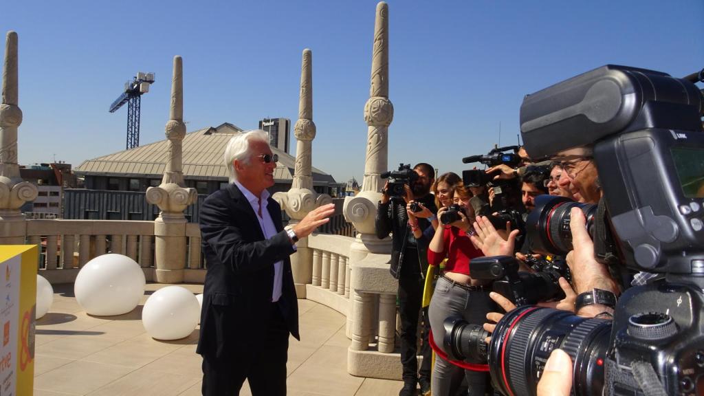 Richard Gere saludando a los fotógrafos y fans.