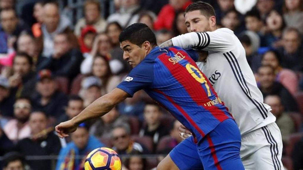 Sergio Ramos y Luis Suárez disputan un balón en el partido de ida.