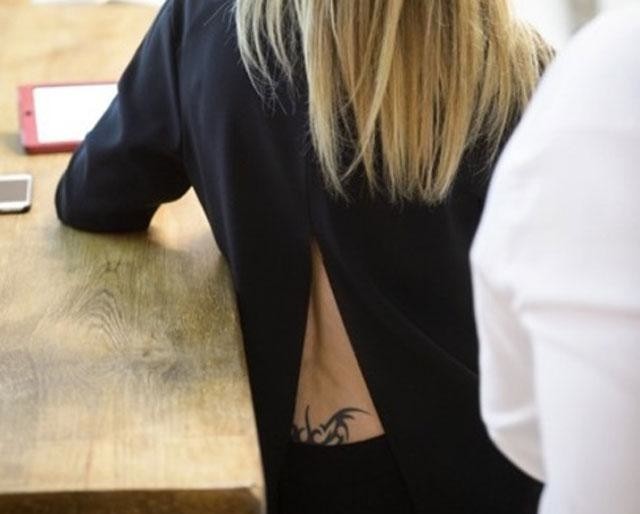 El tatuaje tribal de Cristina Cifuentes.
