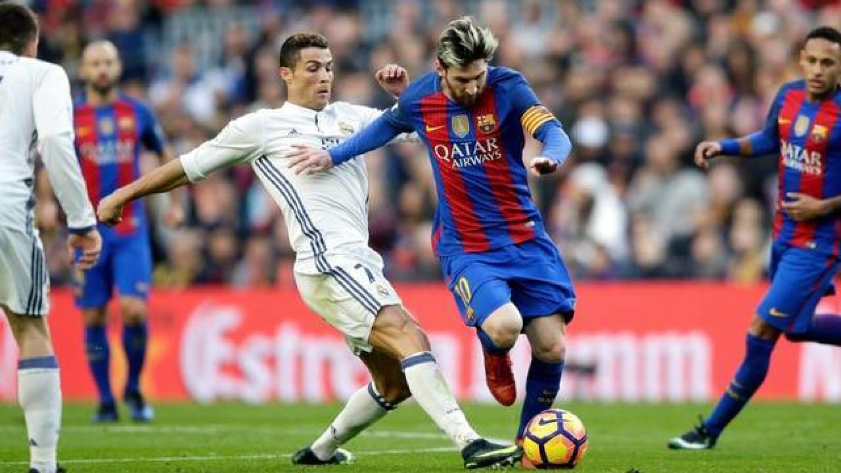 Cristiano y Messi disputan un balón en el último Clásico en el Camp Nou.